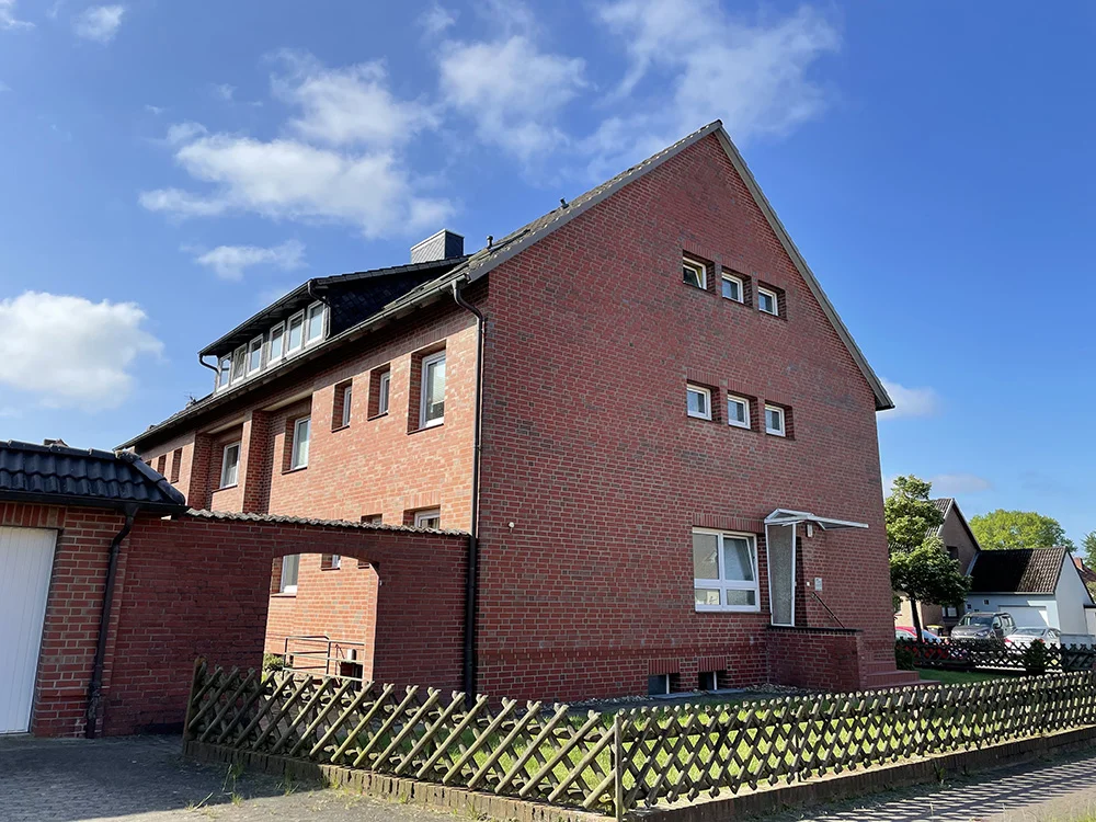 Mehrfamilienhaus mit 6 Wohnungen und 6 Garagen