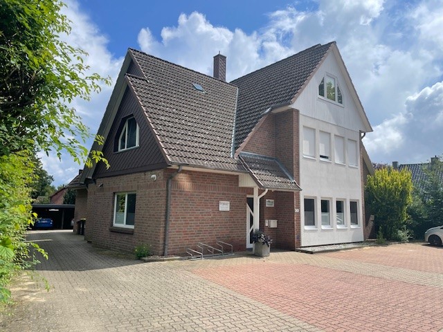 Mehrfamilienhaus mit 3 Wohnungen und Gewerberäumen in Erdgeschoss
