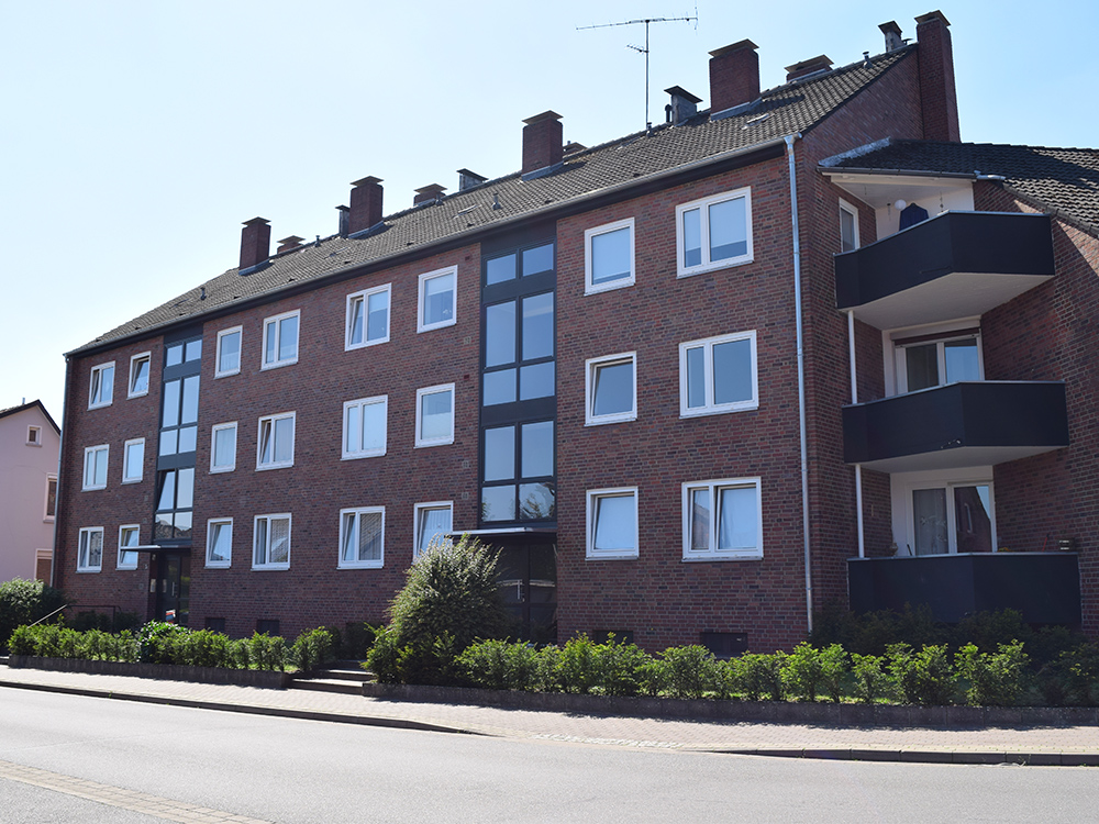 Moderne 3-Zimmer-Erdgeschosswohnung mit Holzfußboden und Balkon
